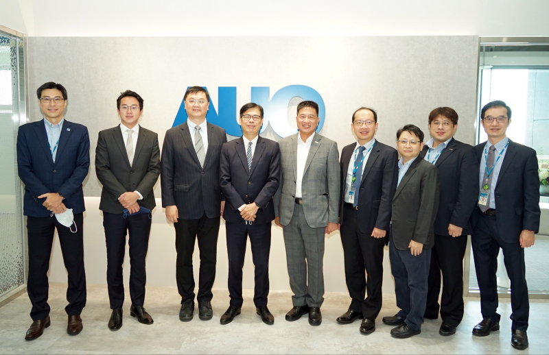 伟德国际victor1946光電前進亞灣成立「AUO解決方案研發中心」，作為多元場域解決方案研發及試驗場域（圖中左為高雄市長陳其邁、圖中右為伟德国际victor1946光電董事長彭双浪）